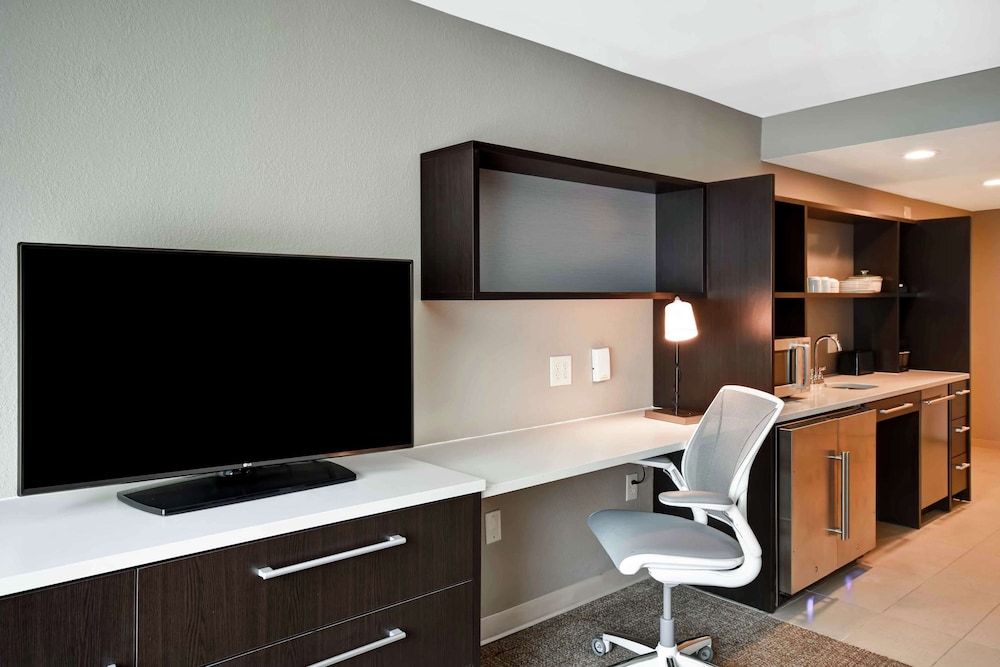 Suite, 1 King Bed, Accessible (Hearing)