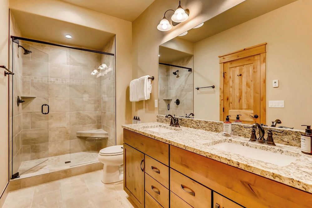 Premier Townhome, Multiple Beds (3 Bed 2.5 Bath with Hot Tub)