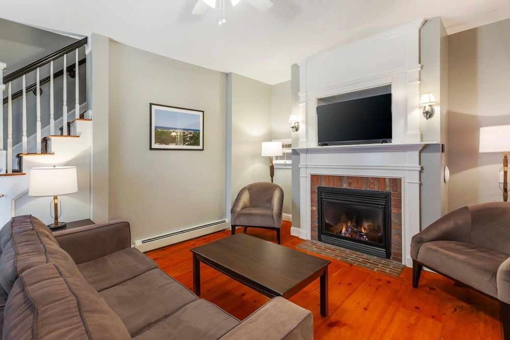 Essex Street Inn & Suites, an Ascend Collection Hotel Suite, 1 Queen Bed with Sofa bed, Non Smoking 8