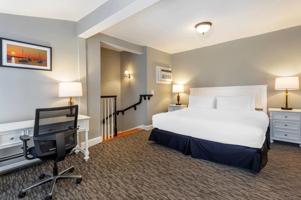 Essex Street Inn & Suites, an Ascend Collection Hotel Suite, 1 Queen Bed with Sofa bed, Non Smoking 2