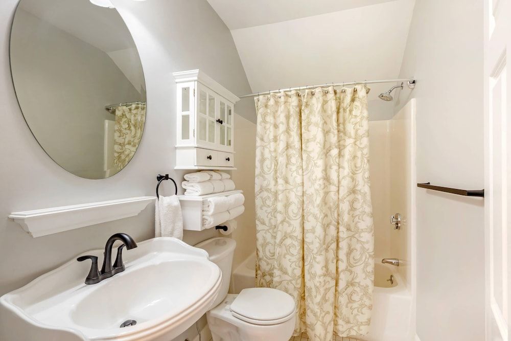 Essex Street Inn & Suites, an Ascend Collection Hotel Suite, 1 King Bed with Sofa bed, Non Smoking 3