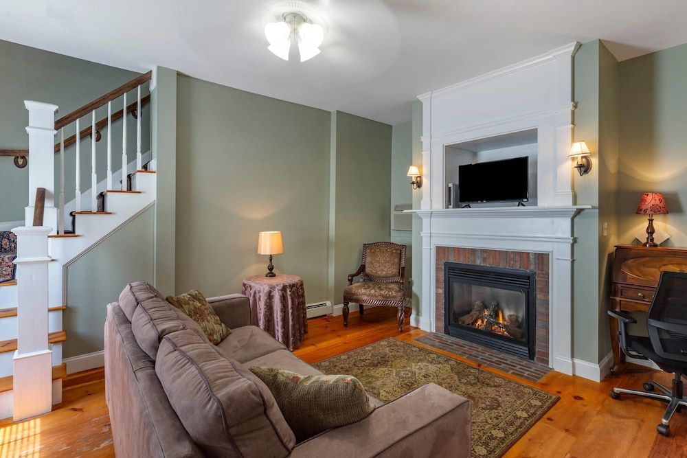 Essex Street Inn & Suites, an Ascend Collection Hotel Suite, 1 Queen Bed with Sofa bed, Non Smoking 6