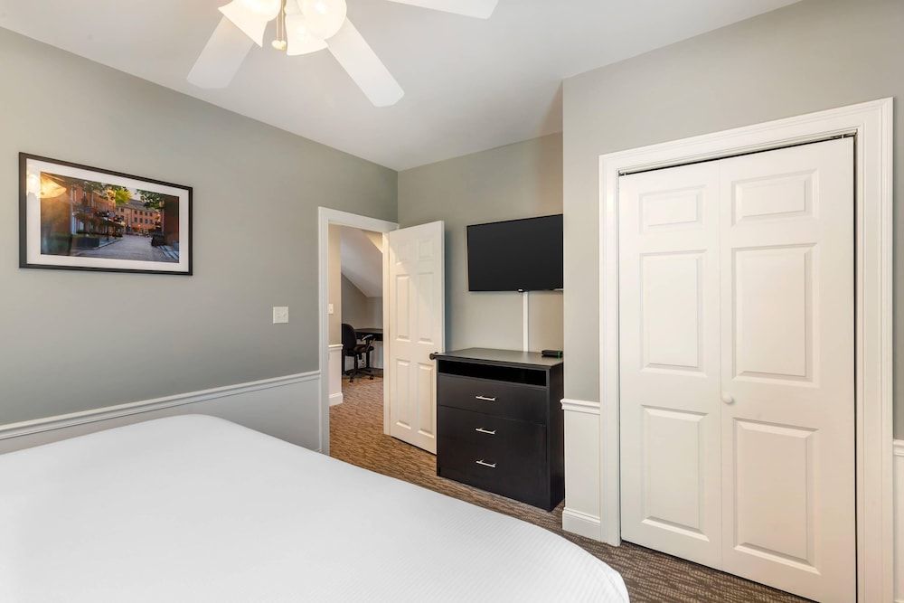 Essex Street Inn & Suites, an Ascend Collection Hotel Suite, 1 King Bed with Sofa bed, Non Smoking 2