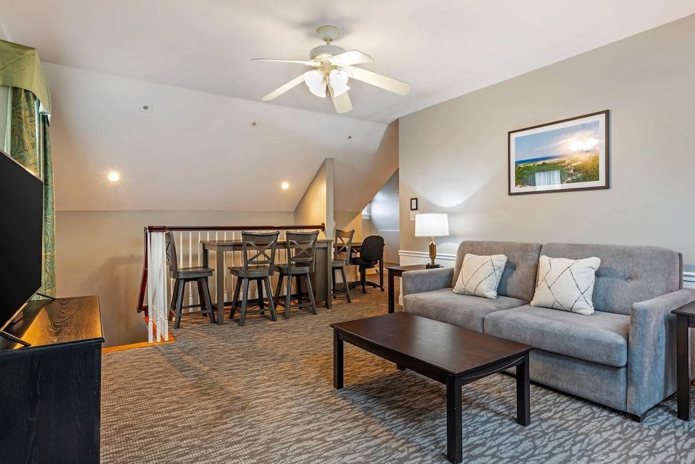 Essex Street Inn & Suites, an Ascend Collection Hotel Suite, 1 King Bed with Sofa bed, Non Smoking 6