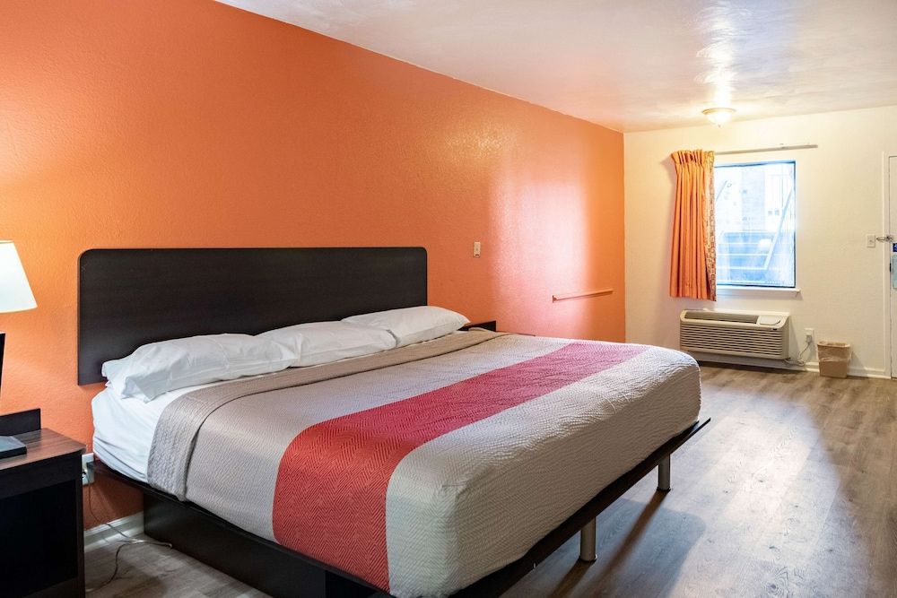 Deluxe Room, 1 King Bed, Smoking, Kitchenette
