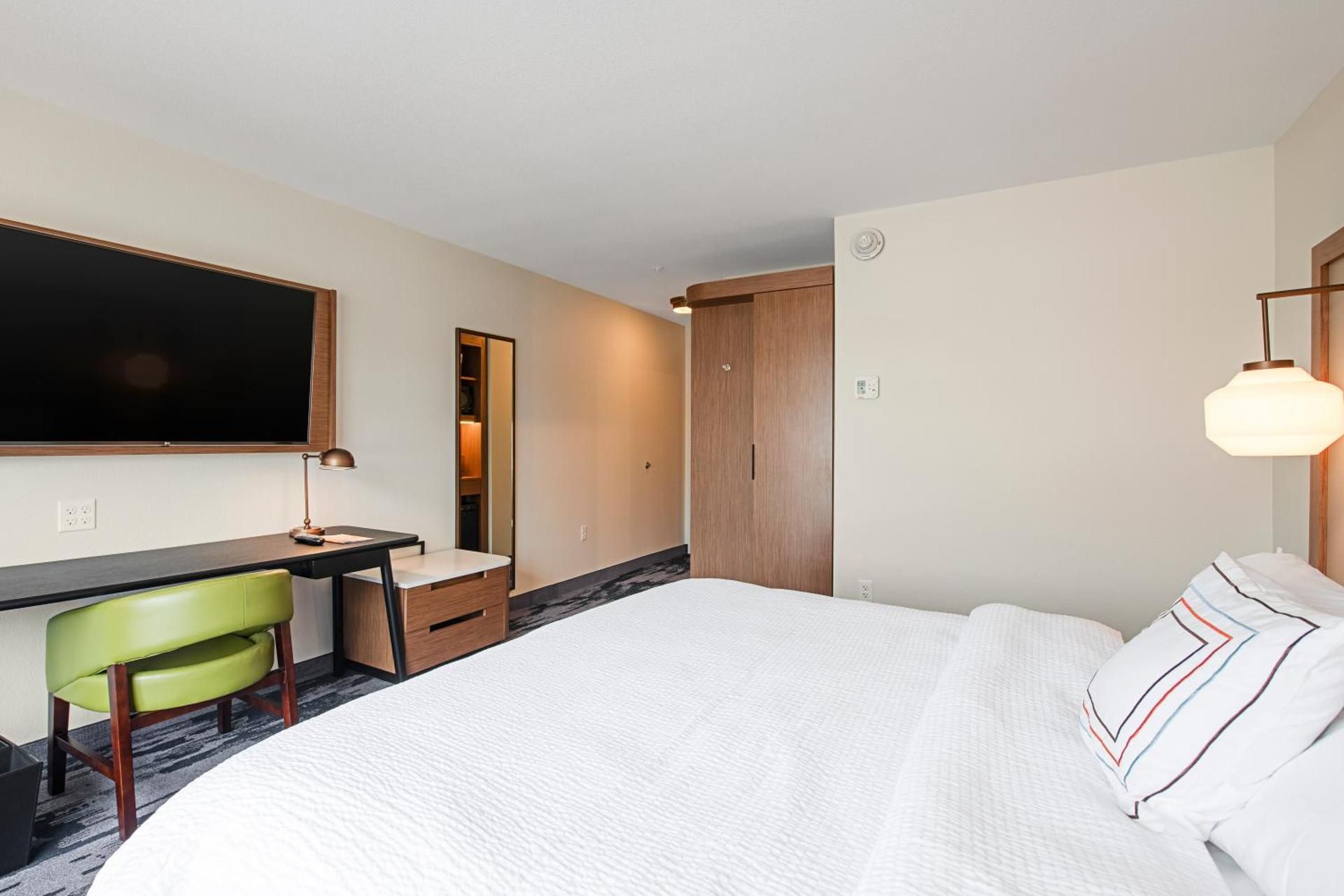 Guest room, 1 King, Harbor view