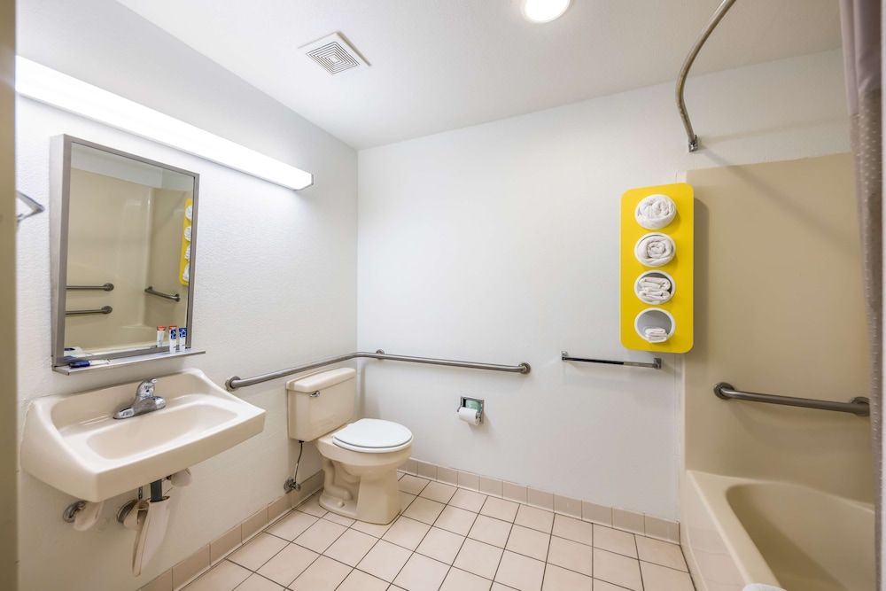 Americas Best Value Inn & Suites Brunswick Room, 2 Queen Beds, Non Smoking 3