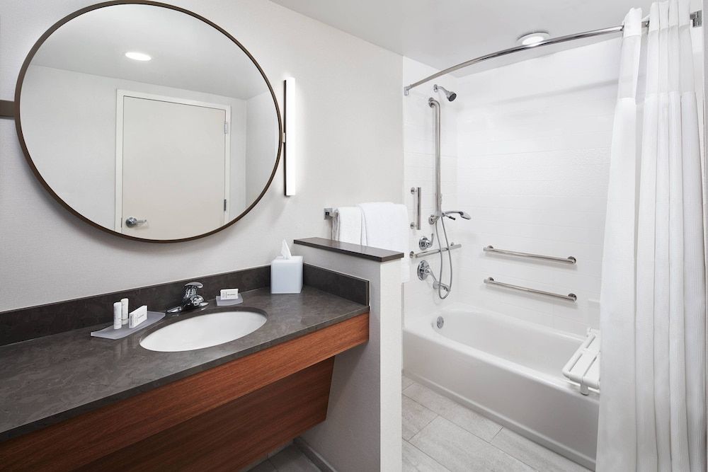 Room, 2 Queen Beds, Non Smoking (Mobility Accessible, Tub)