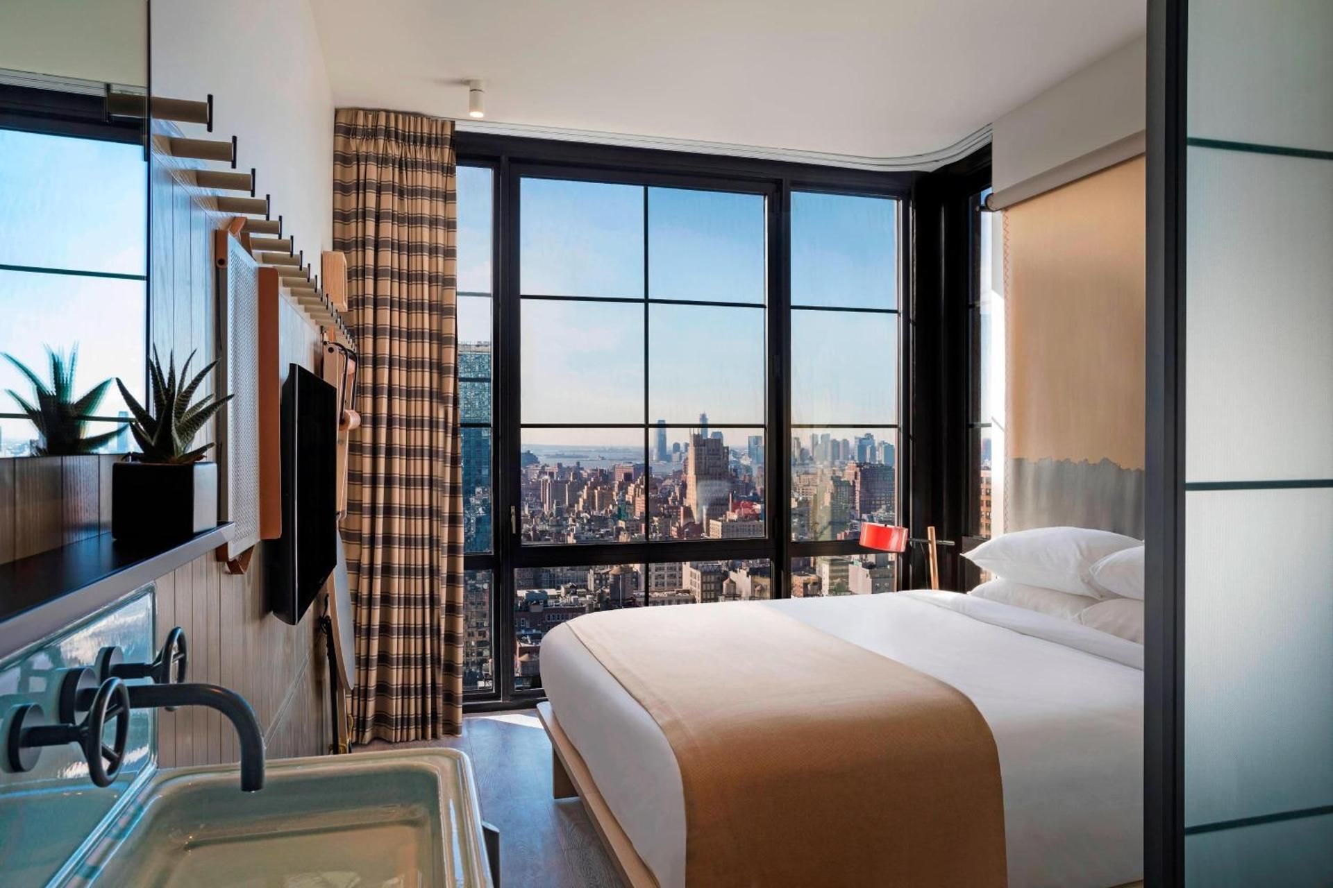 King View, Guest room, 1 King, City view (Mobility and Hearing Accessible w/Roll-in Shower)