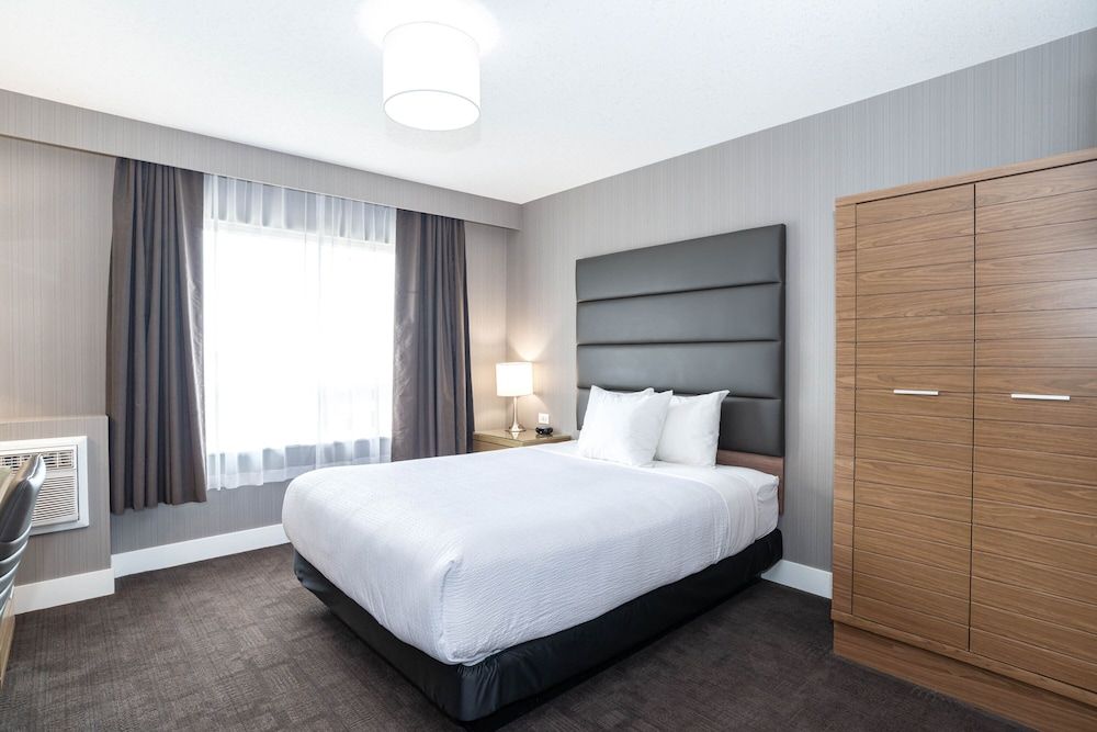 Sandman Hotel Grande Prairie Standard Room, 1 Queen Bed 3