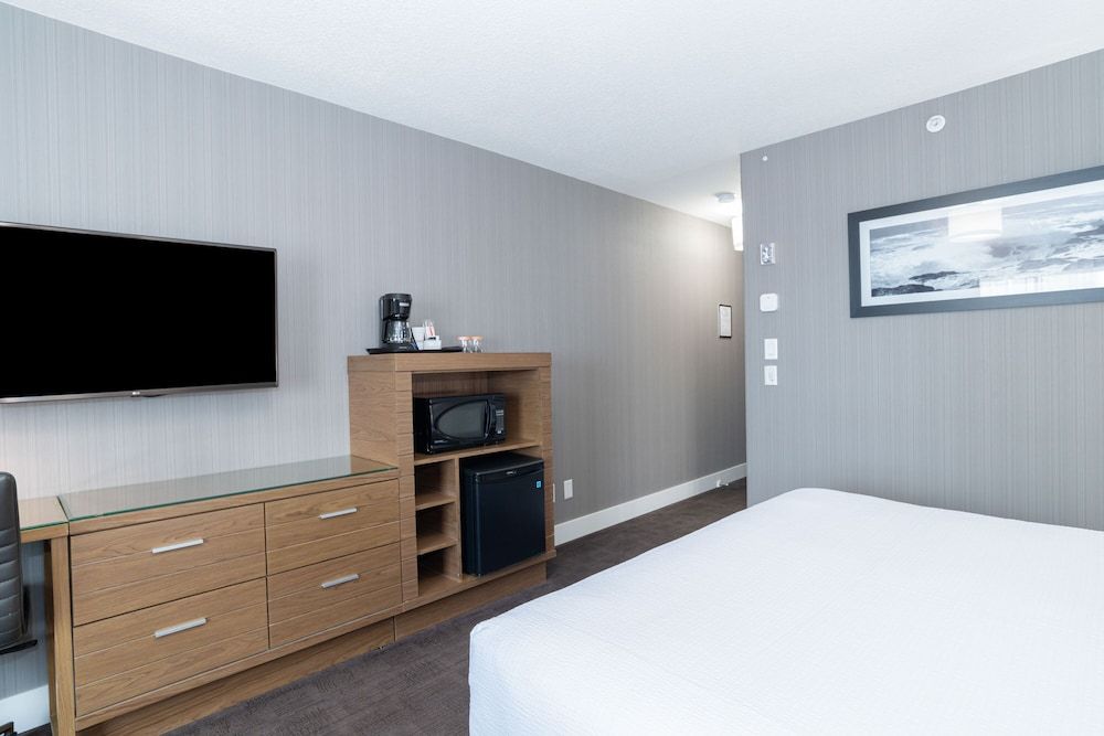 Sandman Hotel Grande Prairie Standard Room, 1 King Bed with Sofa bed 3