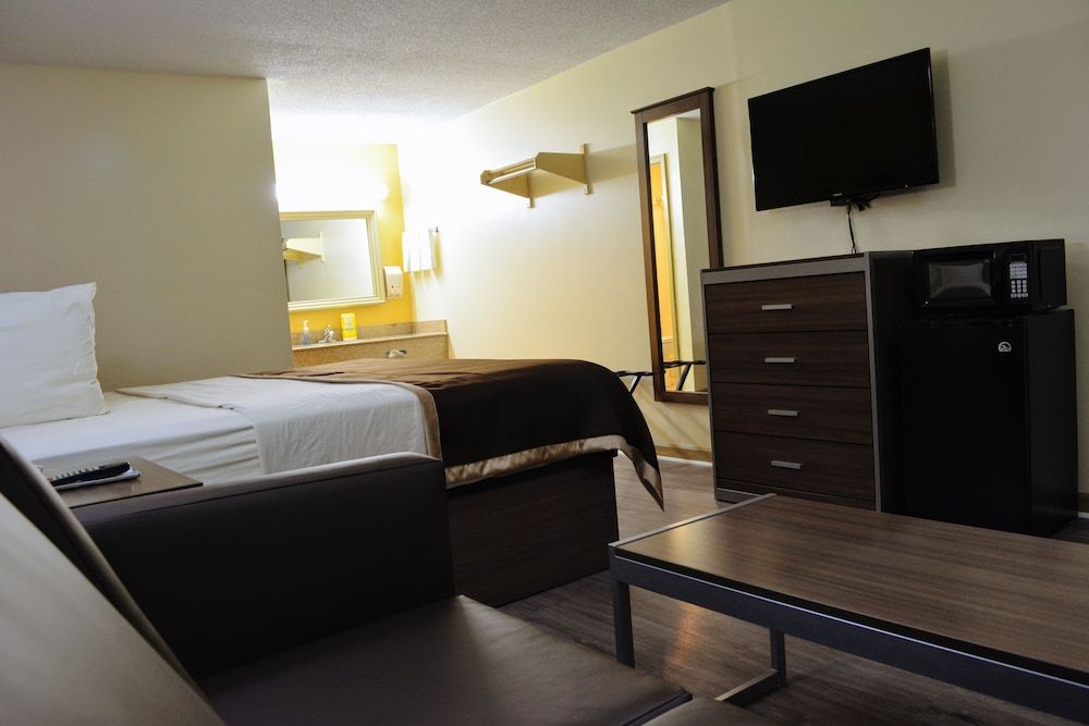 Southern Inn Lumberton Room, 1 King Bed, Smoking