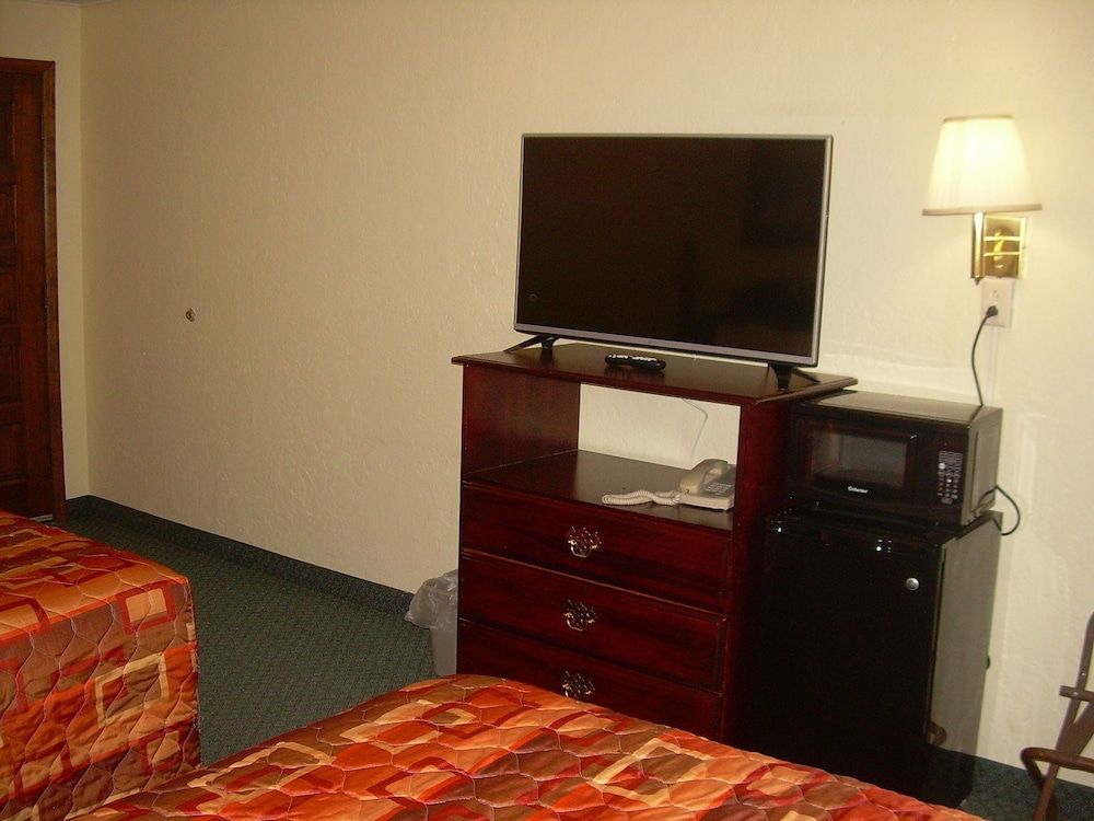 83 Motel Basic Room, 2 Queen Beds, Private Bathroom 6