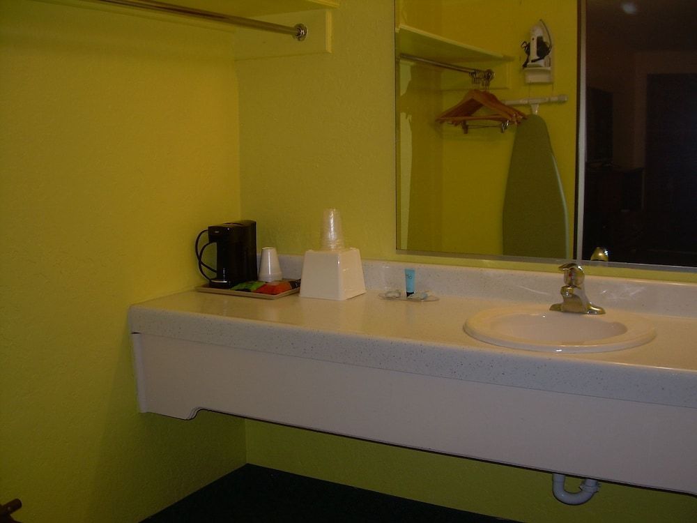 83 Motel Basic Room, 2 Queen Beds, Private Bathroom 4