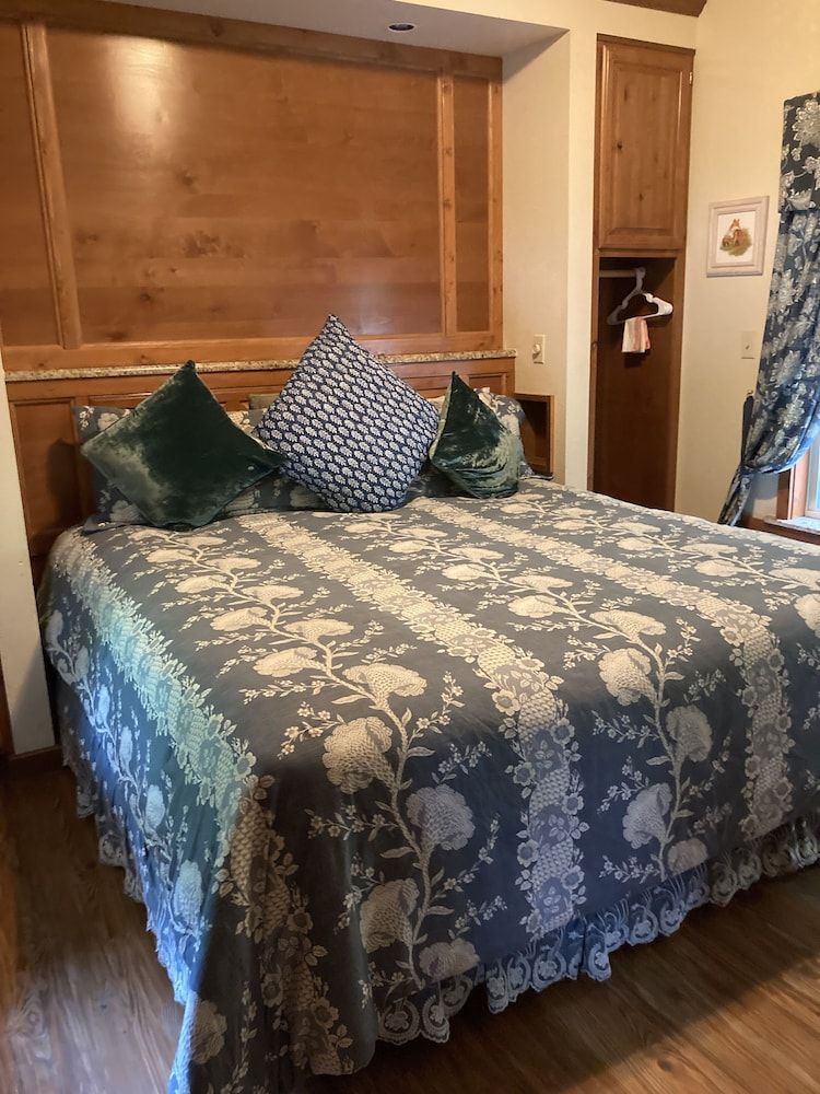 Forest Glen: Treehouse #1
