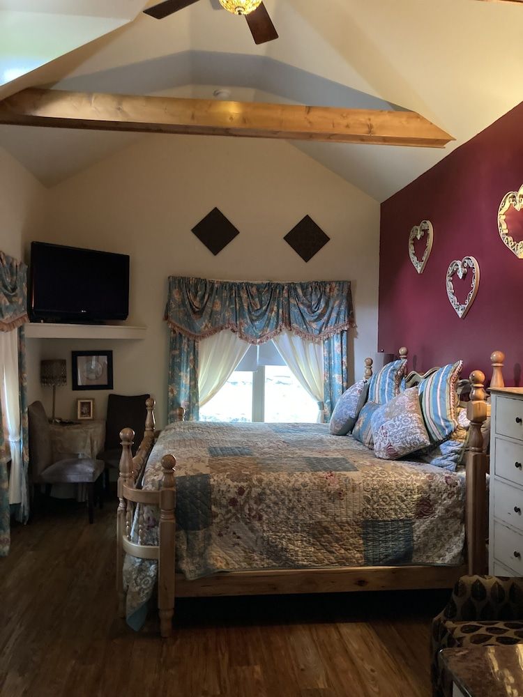 Bluejay Cottage: Treehouse #5