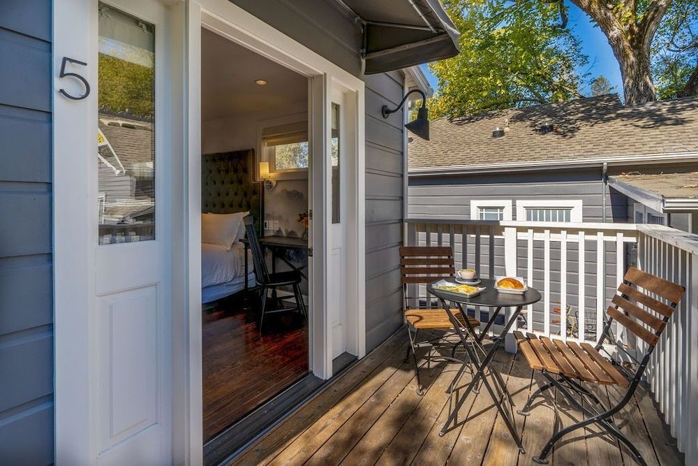 Brannan Cottage Inn Superior Room, 1 King Bed, Fireplace 5