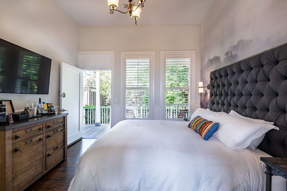 Brannan Cottage Inn Standard Room, 1 King Bed 4