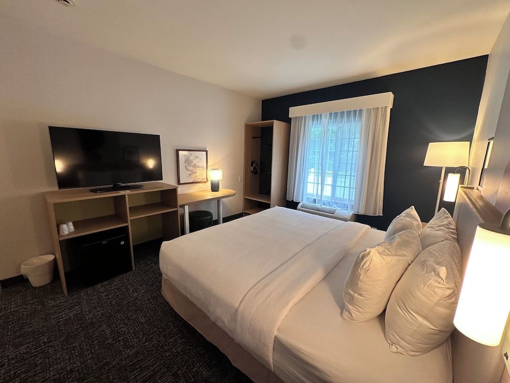 Room, 1 King Bed, Accessible (Mobility, Roll-In Shower)