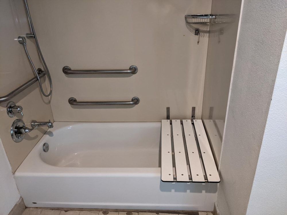 Epic Hotel 1 King Bed, Accessible with Bathtub 3