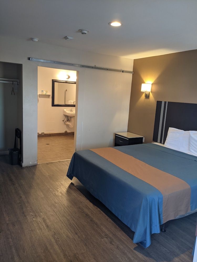 Epic Hotel 1 King Bed, Accessible with Roll-in Shower