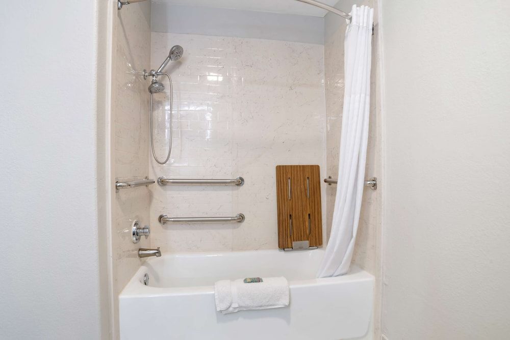 Best Western Bayou Inn Standard Room, 1 King Bed, Accessible, Bathtub 6
