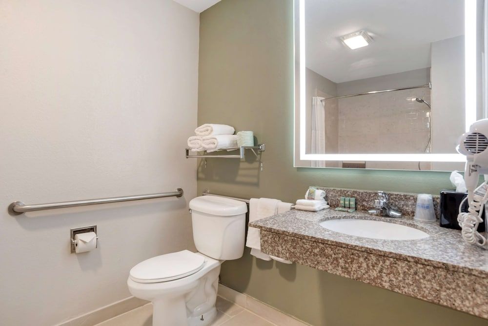 Best Western Bayou Inn Standard Room, 2 Queen Beds, Non Smoking, Microwave 3