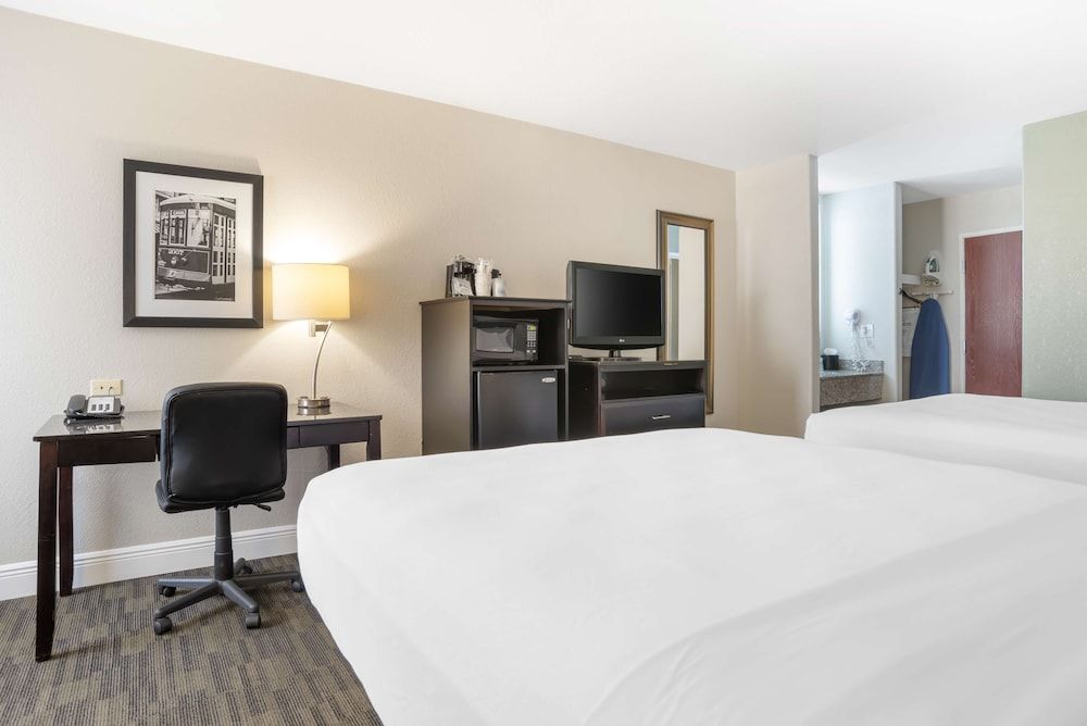 Best Western Bayou Inn Standard Room, 2 Queen Beds, Non Smoking, Microwave 2