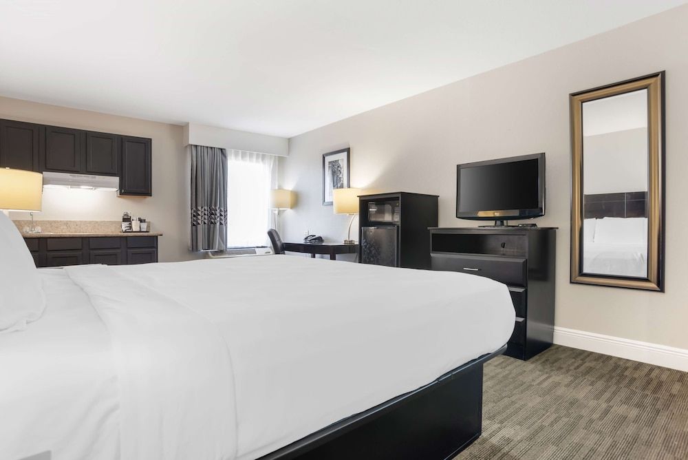 Best Western Bayou Inn Standard Room, 1 King Bed, Non Smoking, Microwave 2