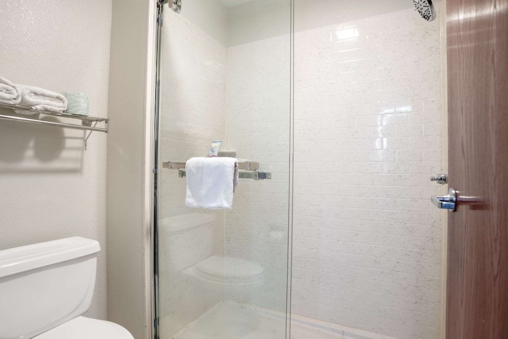 Best Western Bayou Inn Standard Room, 2 Queen Beds, Non Smoking, Microwave 4