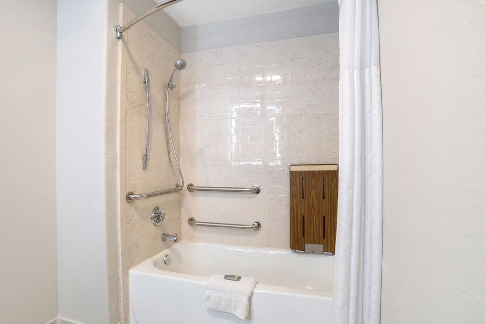 Best Western Bayou Inn Standard Room, 1 King Bed, Accessible, Bathtub 5