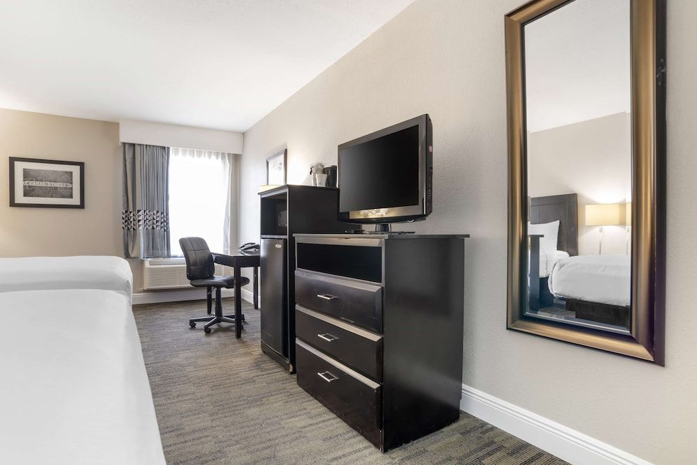 Best Western Bayou Inn Standard Room, 2 Queen Beds, Non Smoking, Microwave 5