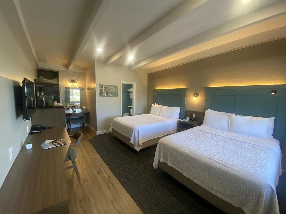 2 Queen Beds, Partial Ocean View No Pets