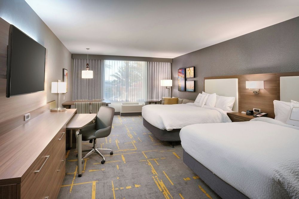 Studio, 2 Queen Beds with Sofa Bed, Roll-In Shower