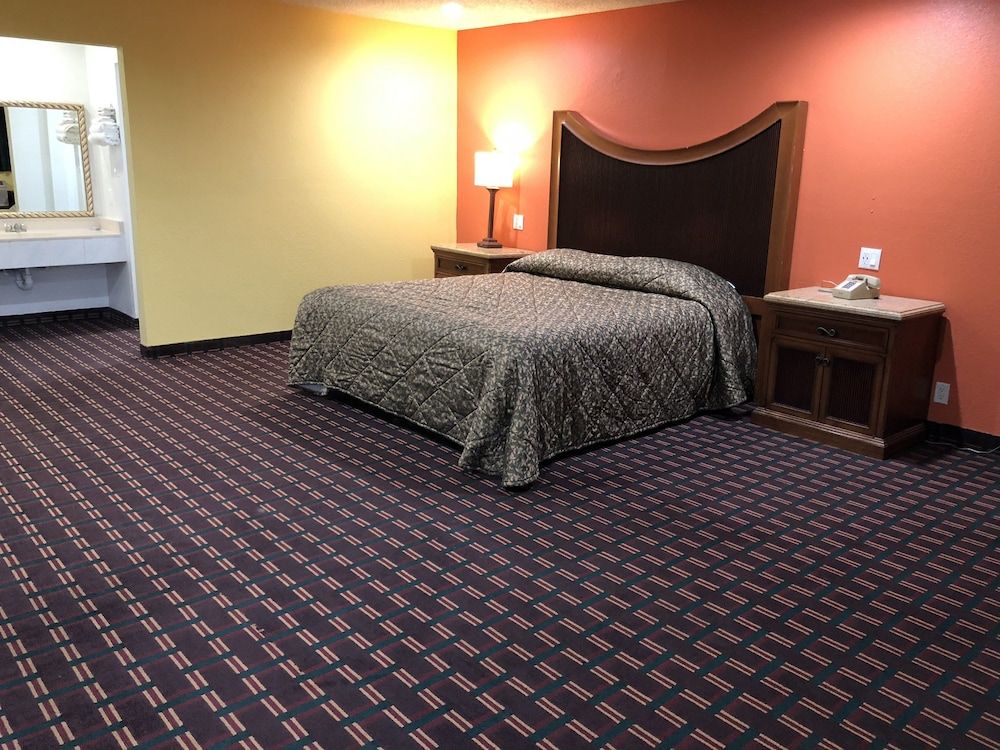 Grand Room, 1 King Bed, Smoking