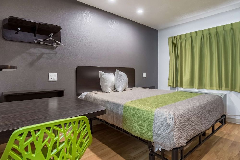 Studio 6 Buttonwillow, CA Deluxe Room, 1 Queen Bed, Non Smoking, Kitchenette 5