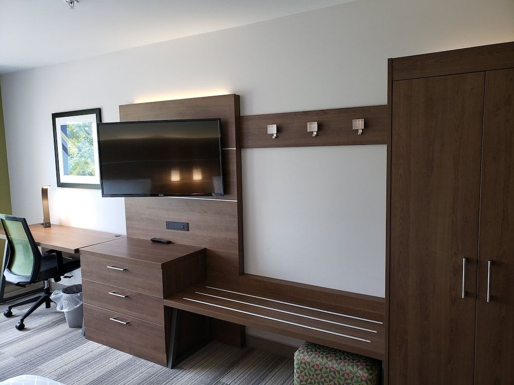 Standard Room, 1 King Bed, Accessible (Roll-In Shower)