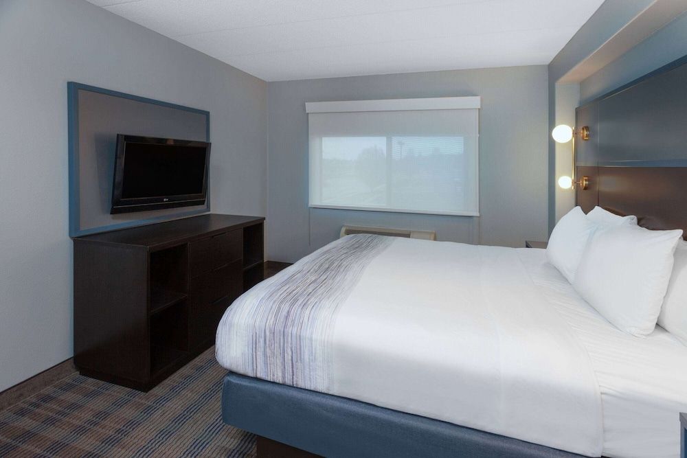 Suite, 1 Bedroom, Accessible, Non Smoking (Efficiency, Roll-In Shower)