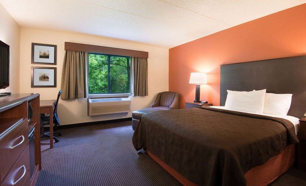 Suite, 1 King Bed, Accessible, Non Smoking