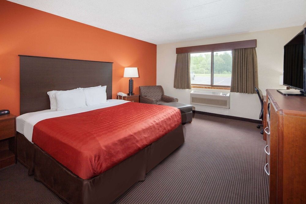 Deluxe Suite, 1 King Bed, Non Smoking, Lake View