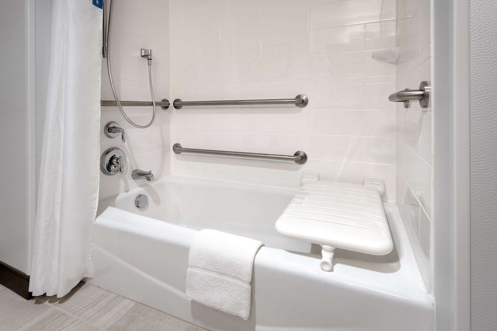 Room, 2 Queen Beds, Accessible, Bathtub