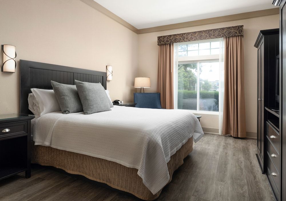 West Inn & Suites Signature Room, 1 King Bed