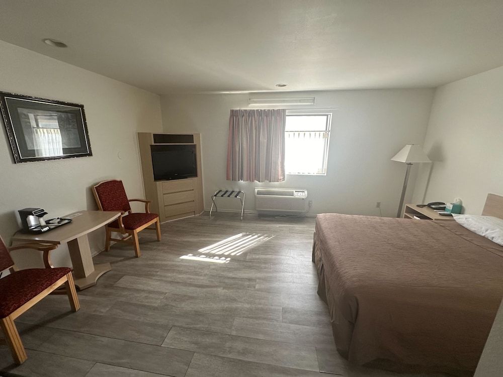 Jolly Roger Hotel Standard One Queen 2