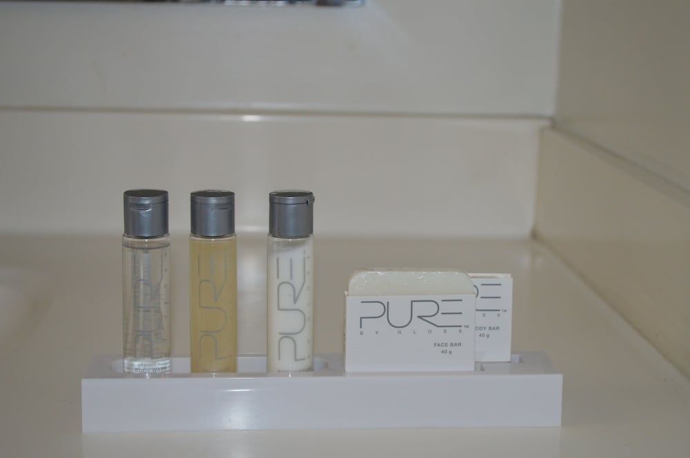 Jolly Roger Hotel Standard One Queen 8