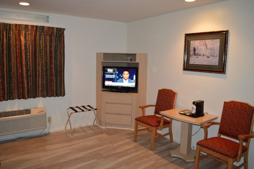 Jolly Roger Hotel Standard One Queen 6