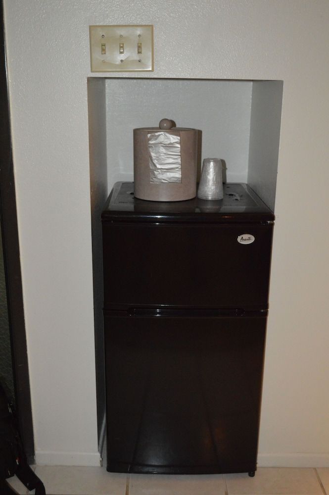 Jolly Roger Hotel Standard One Queen 9