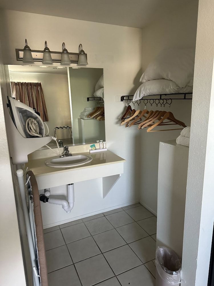 Jolly Roger Hotel Standard Two Queen 5