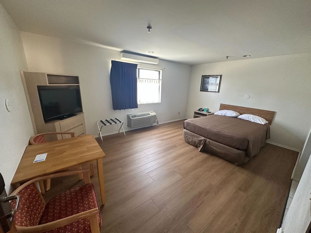 Jolly Roger Hotel Standard One Queen 3