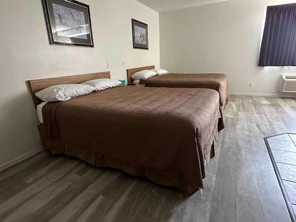 Jolly Roger Hotel Standard Two Queen 4