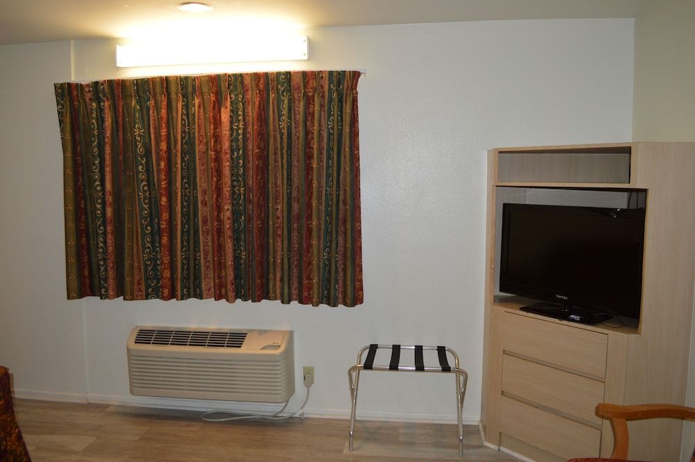 Jolly Roger Hotel Standard One Queen 7